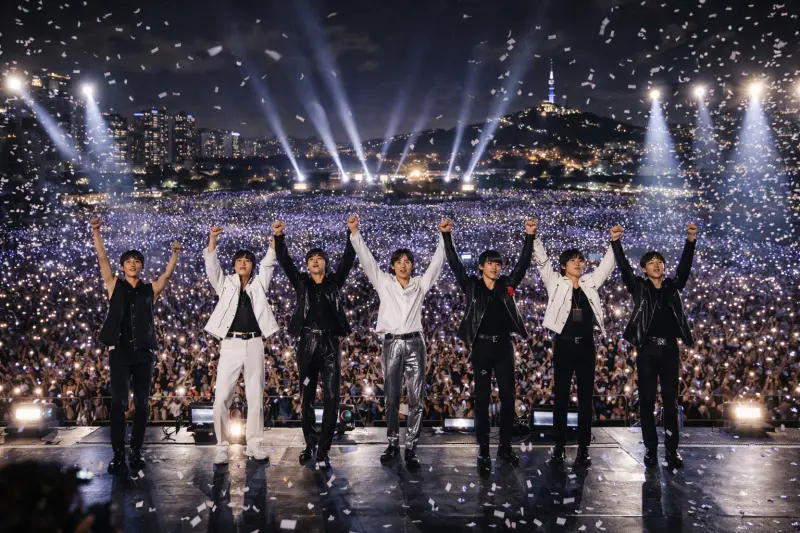 260,000 fans fill Gwanghwamun Square as BTS performs the Arirang comeback concert in Seoul, 2026