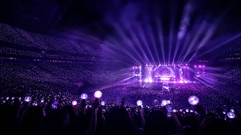 BTS Tampa stadium singalong crowd lights